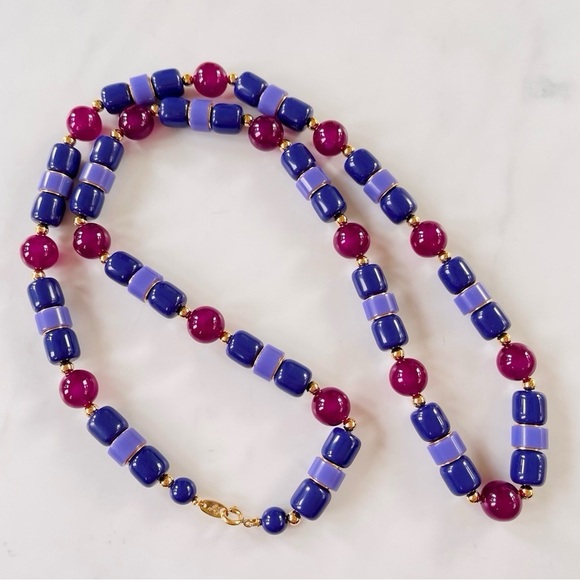 Vintage TRIFARI 80s Purple Lucite Beaded Necklace 30" - Picture 2 of 3